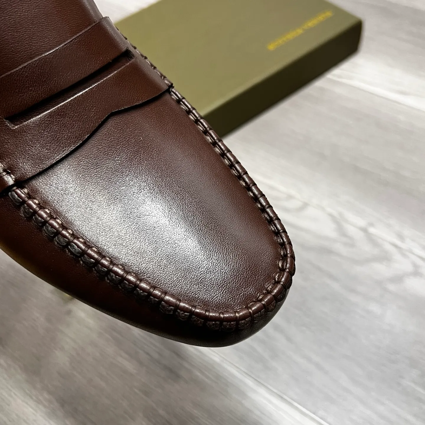 Factory price 480 BV 〰️Purely handmade classic men's beanie shoes👉👉driving shoes, slip-on shoes, made of imported cowhide from Italy, 💕water-dyed cowhide lining, 🔊original outsole, waterproof platform design, comfortable on the feet. A good choice for traveling and driving, two colors available, code number: 38-44, (45 can be customized)
